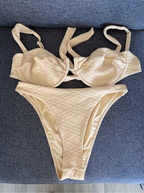 Monday Swimwear Cala Roja Top VV Byron Bottom V